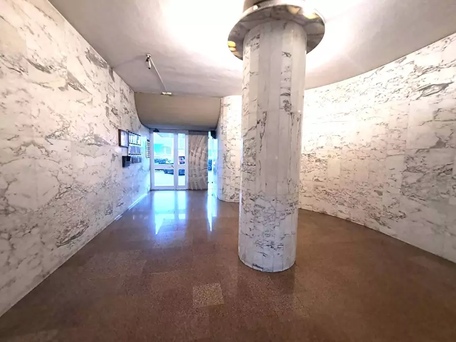 Immagine 13 di Ufficio in affitto  a Carrara