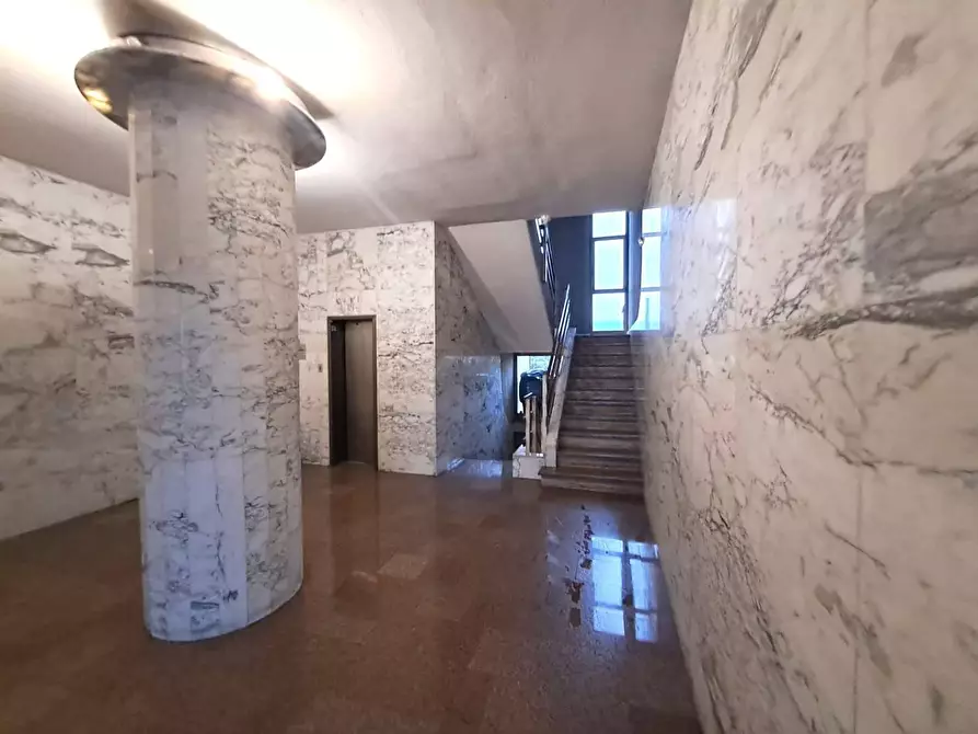 Immagine 14 di Ufficio in affitto  a Carrara