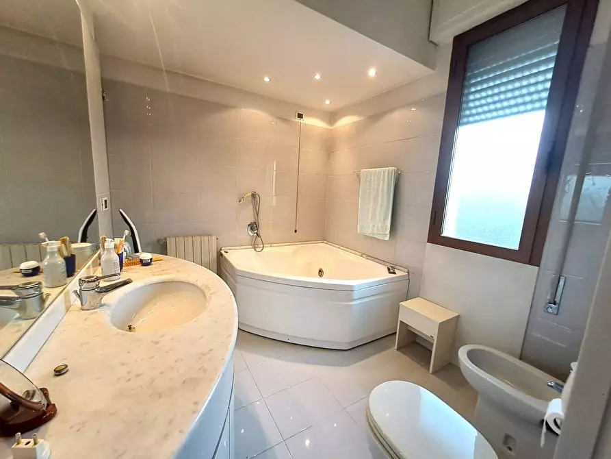 Immagine 16 di Appartamento in affitto  a Viareggio