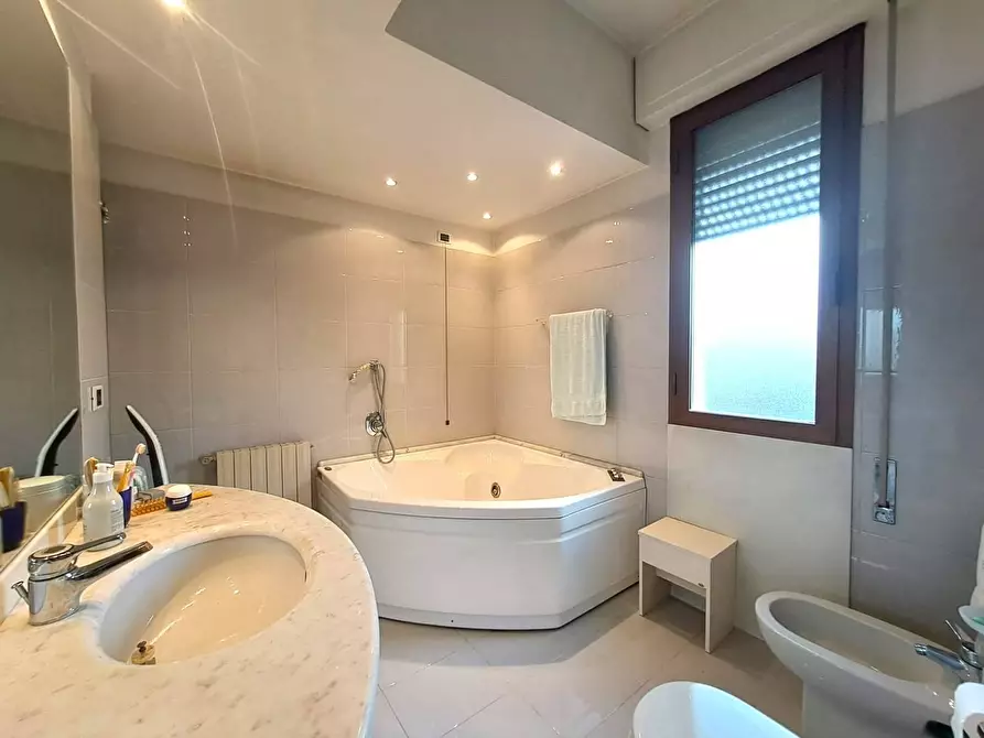 Immagine 14 di Appartamento in affitto  a Viareggio