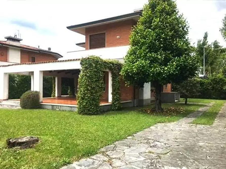Immagine 1 di Villa in affitto  a Forte Dei Marmi