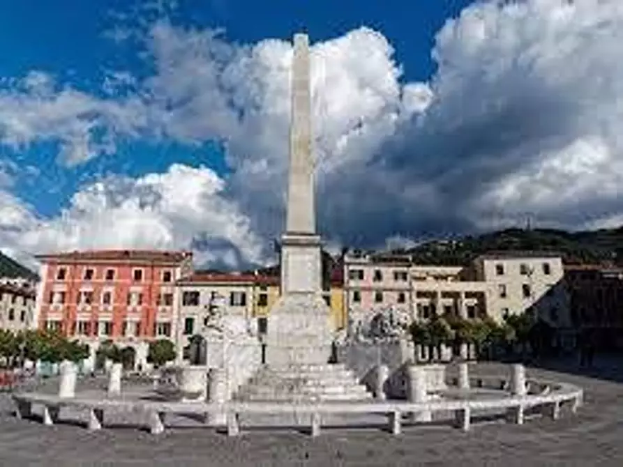 Immagine 16 di Ufficio in affitto  a Massa