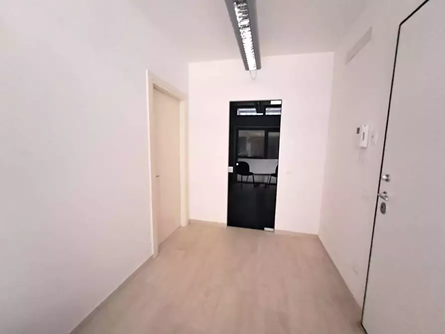 Immagine 10 di Ufficio in affitto  a Massa
