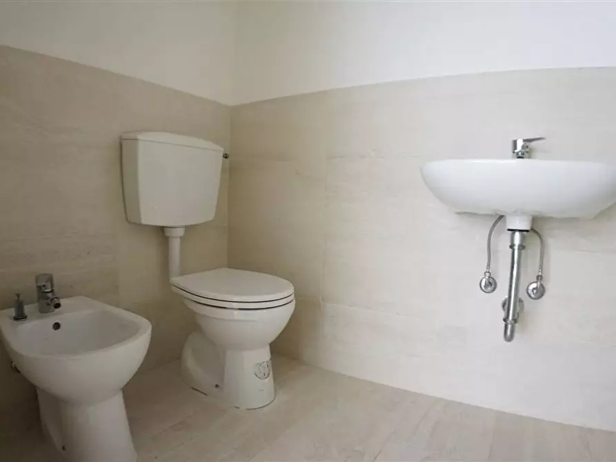 Immagine 12 di Ufficio in affitto  a Massa