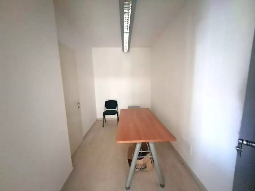 Immagine 6 di Ufficio in affitto  a Massa