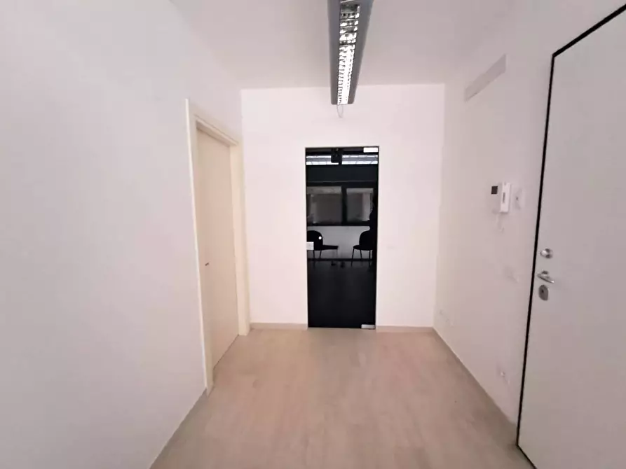 Immagine 11 di Ufficio in affitto  a Massa