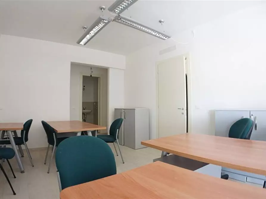 Immagine 2 di Ufficio in affitto  a Massa
