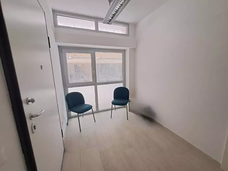Immagine 9 di Ufficio in affitto  a Massa