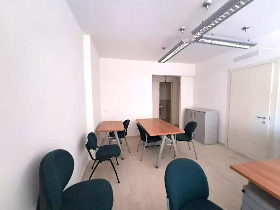 Immagine 3 di Ufficio in affitto  a Massa