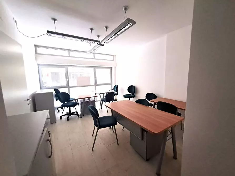 Immagine 5 di Ufficio in affitto  a Massa