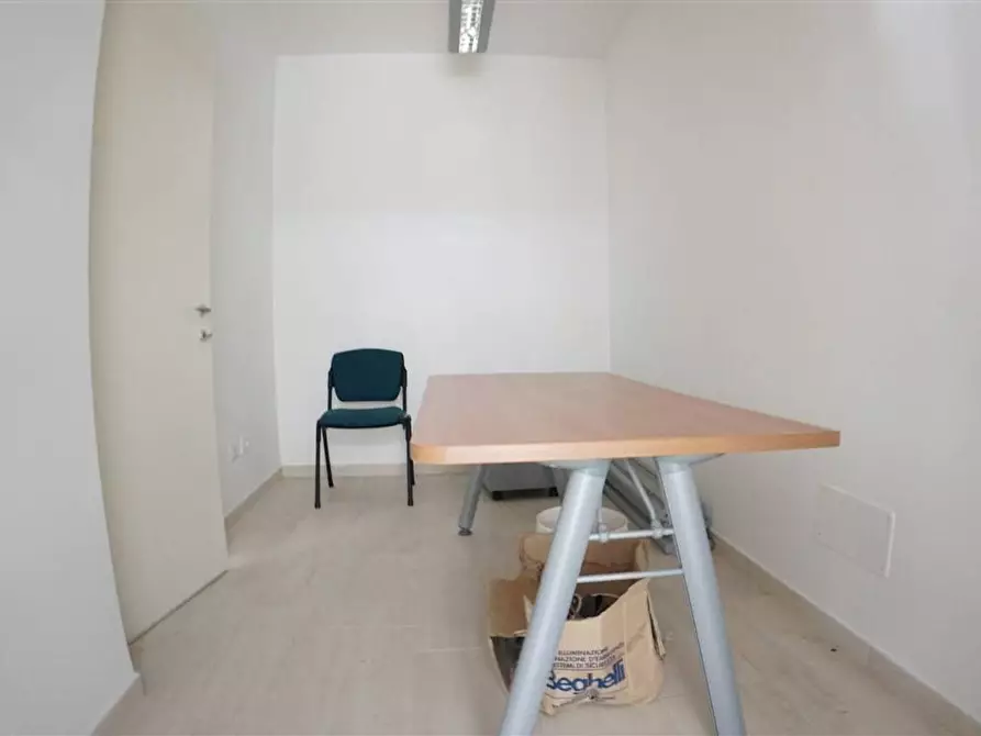 Immagine 7 di Ufficio in affitto  a Massa