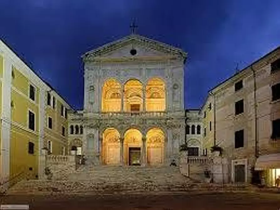 Immagine 17 di Ufficio in affitto  a Massa