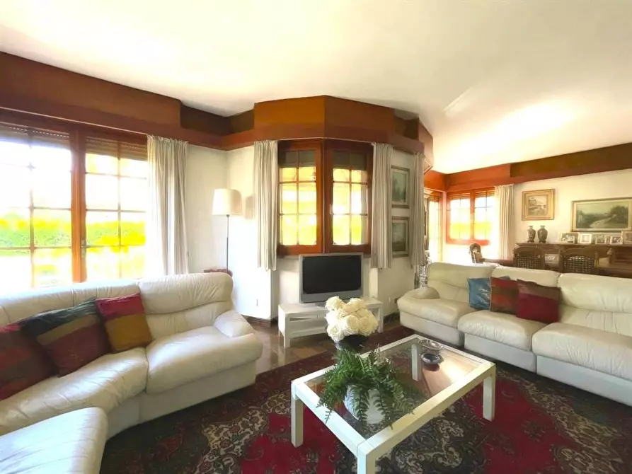 Immagine 5 di Villa in vendita  a Massa