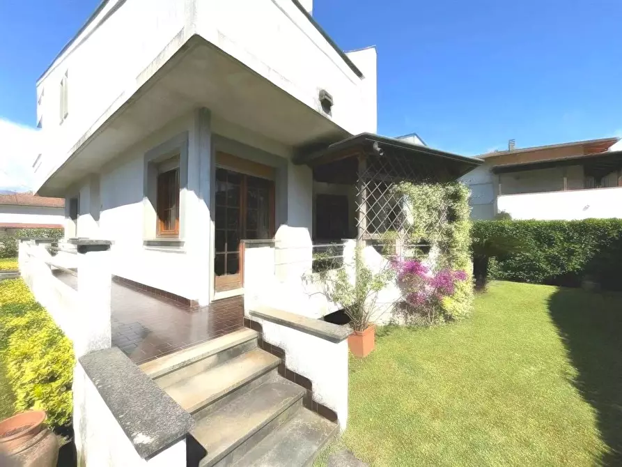 Immagine 30 di Villa in vendita  a Massa