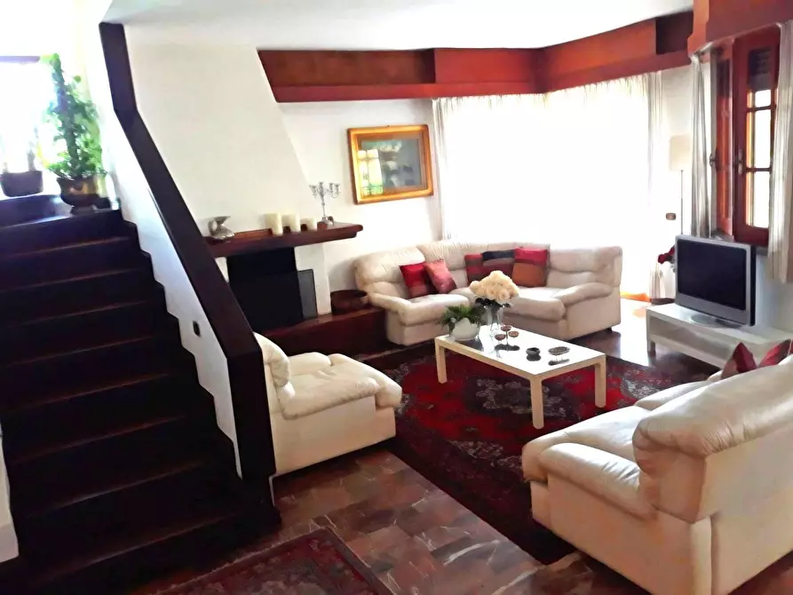 Immagine 4 di Villa in vendita  a Massa