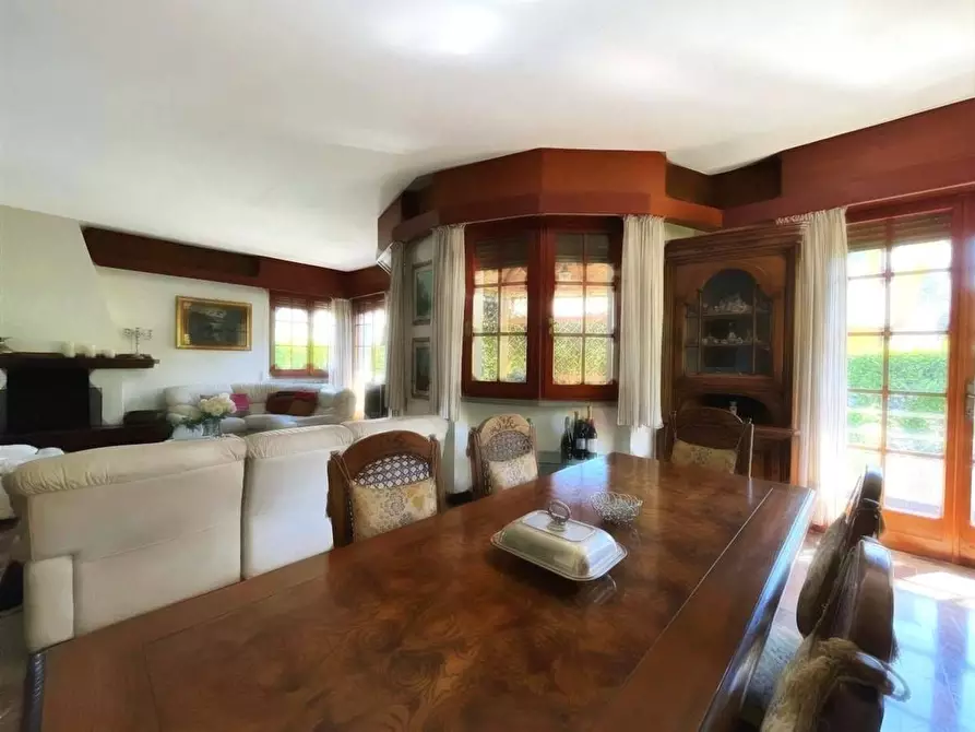 Immagine 10 di Villa in vendita  a Massa