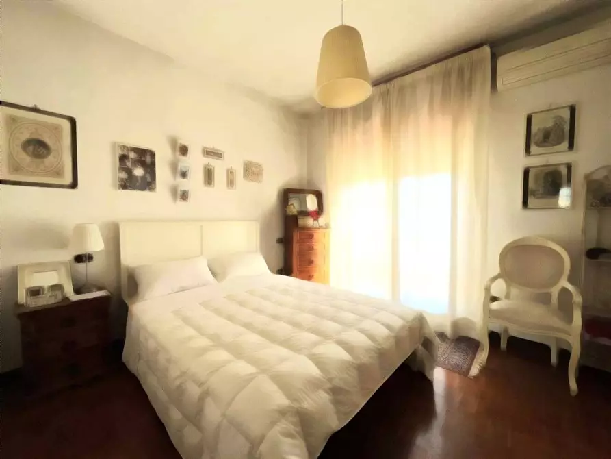 Immagine 18 di Villa in vendita  a Massa