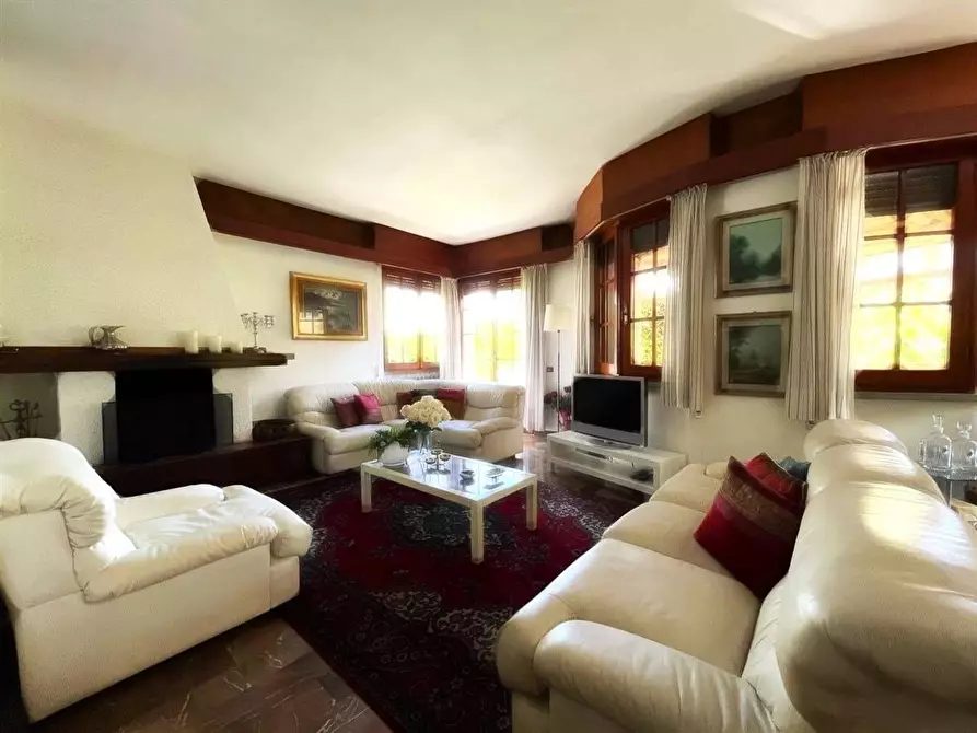 Immagine 9 di Villa in vendita  a Massa
