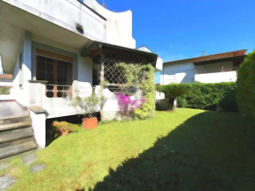 Immagine 32 di Villa in vendita  a Massa