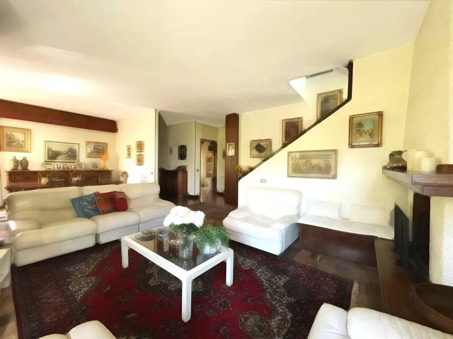 Immagine 8 di Villa in vendita  a Massa
