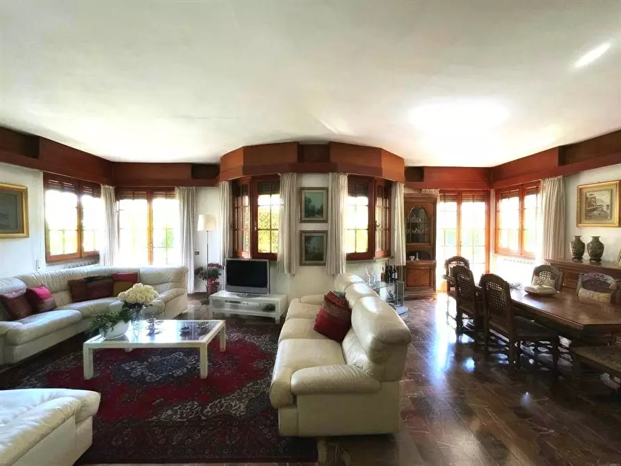 Immagine 2 di Villa in vendita  a Massa