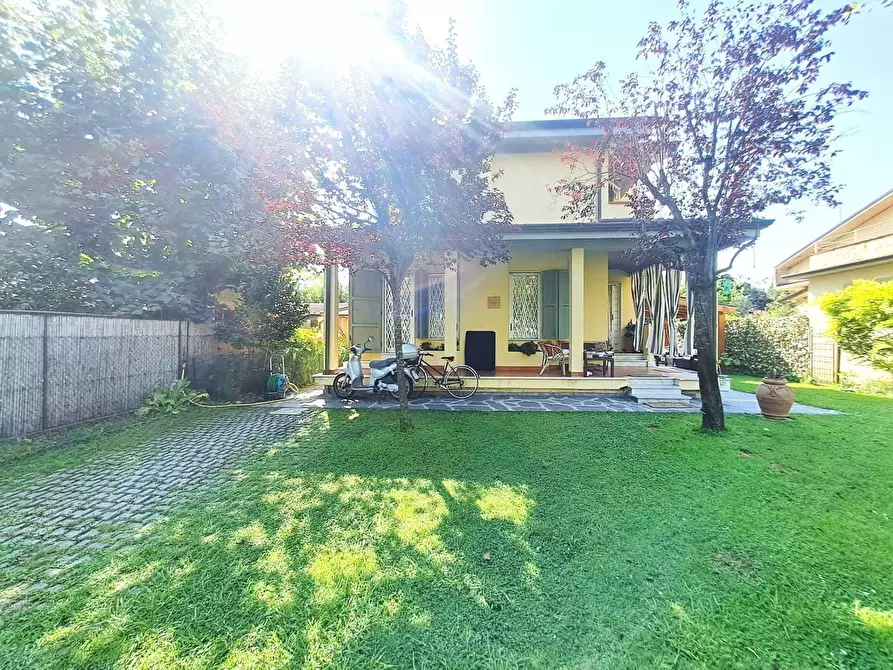 Immagine 1 di Villa in vendita  a Massa