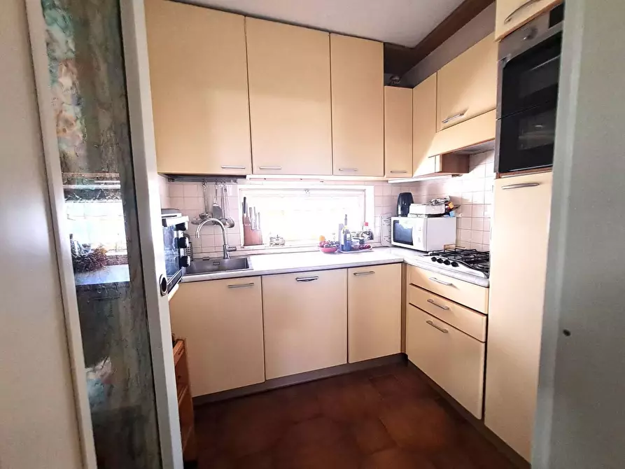 Immagine 9 di Villa in vendita  a Massa