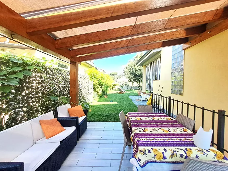 Immagine 26 di Villa in vendita  a Massa