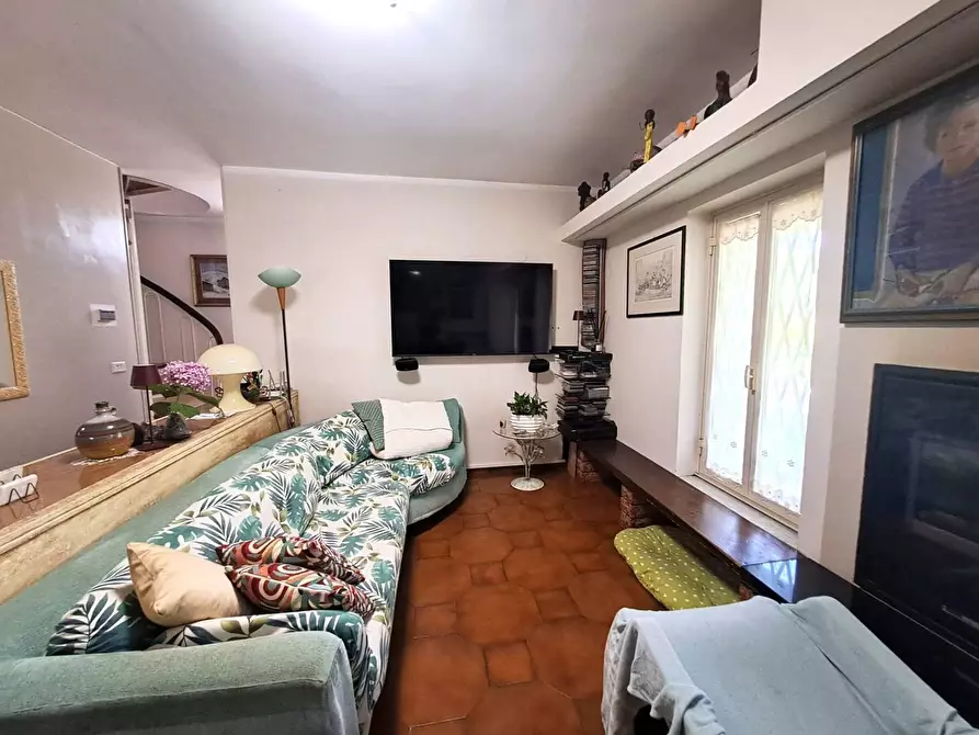 Immagine 6 di Villa in vendita  a Massa