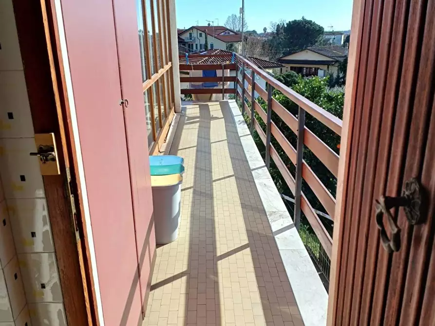 Immagine 8 di Villa in vendita  a Massa