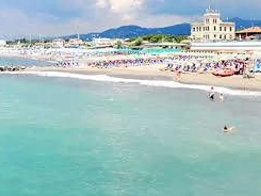 Immagine 19 di Appartamento in affitto  a Massa