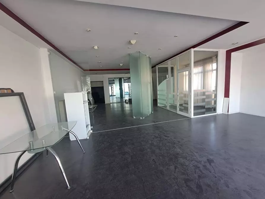 Immagine 4 di Locale commerciale in affitto  a Carrara