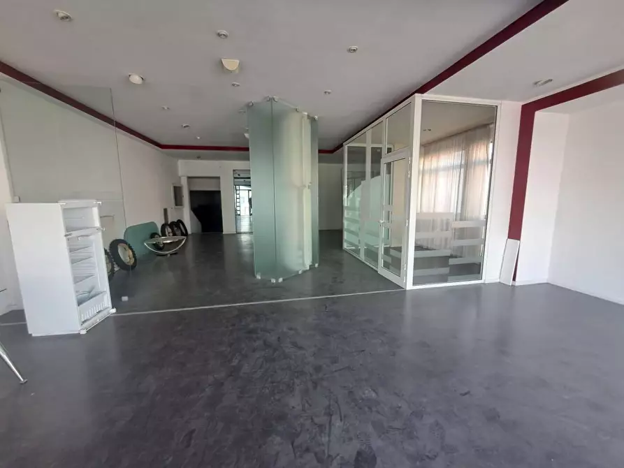 Immagine 3 di Locale commerciale in affitto  a Carrara