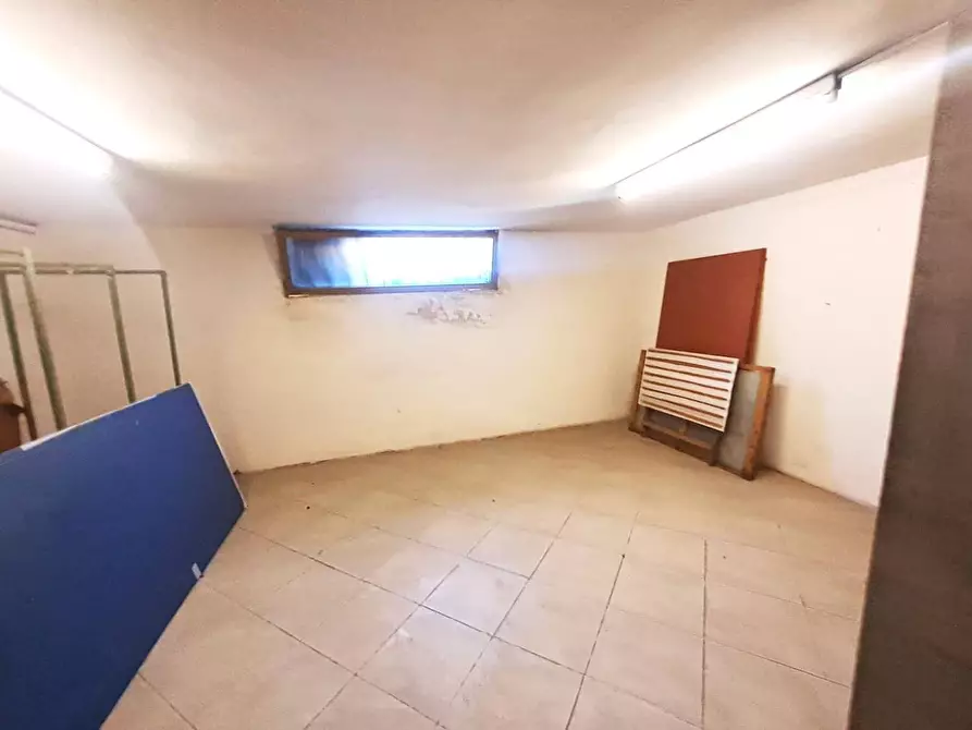 Immagine 9 di Locale commerciale in affitto  a Carrara