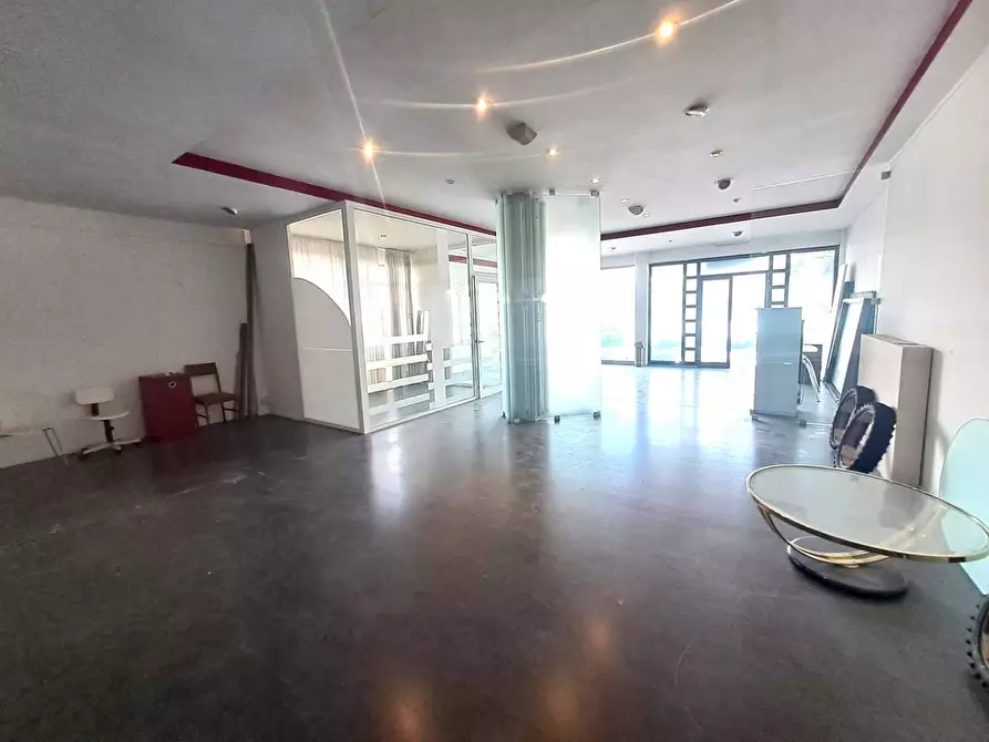 Immagine 6 di Locale commerciale in affitto  a Carrara