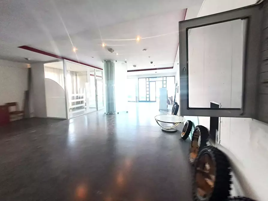 Immagine 5 di Locale commerciale in affitto  a Carrara