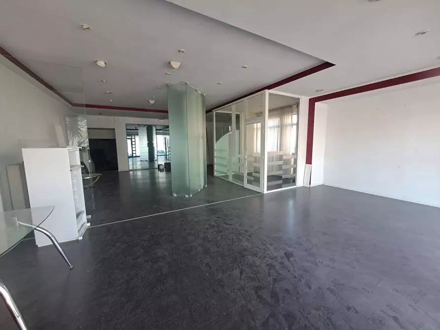 Immagine 2 di Locale commerciale in affitto  a Carrara