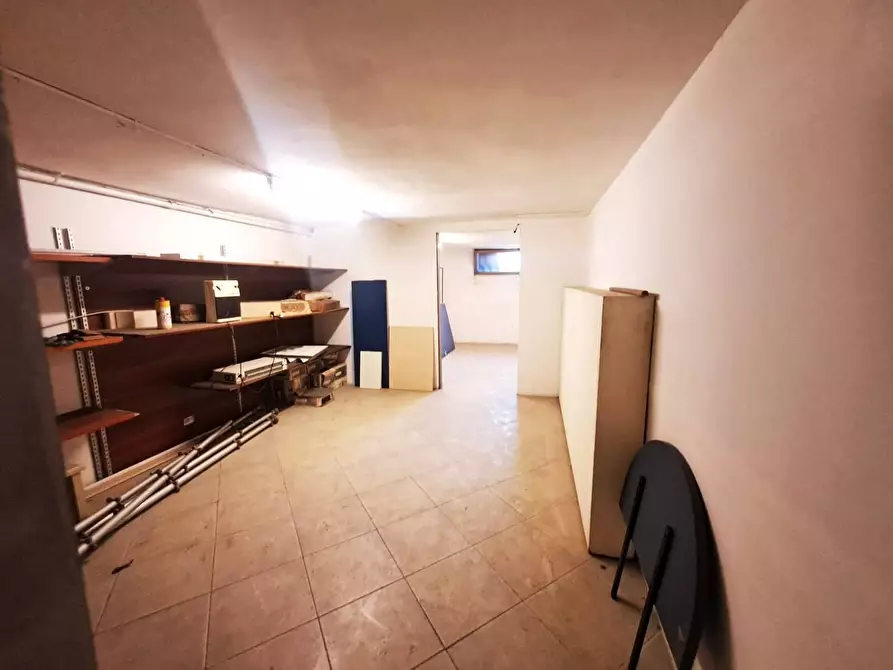 Immagine 11 di Locale commerciale in affitto  a Carrara