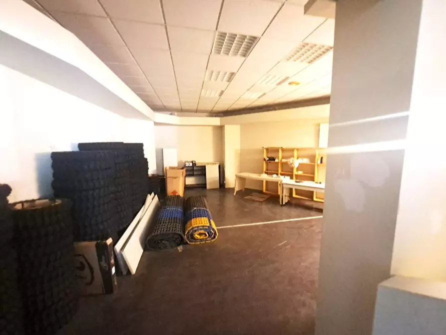 Immagine 7 di Locale commerciale in affitto  a Carrara