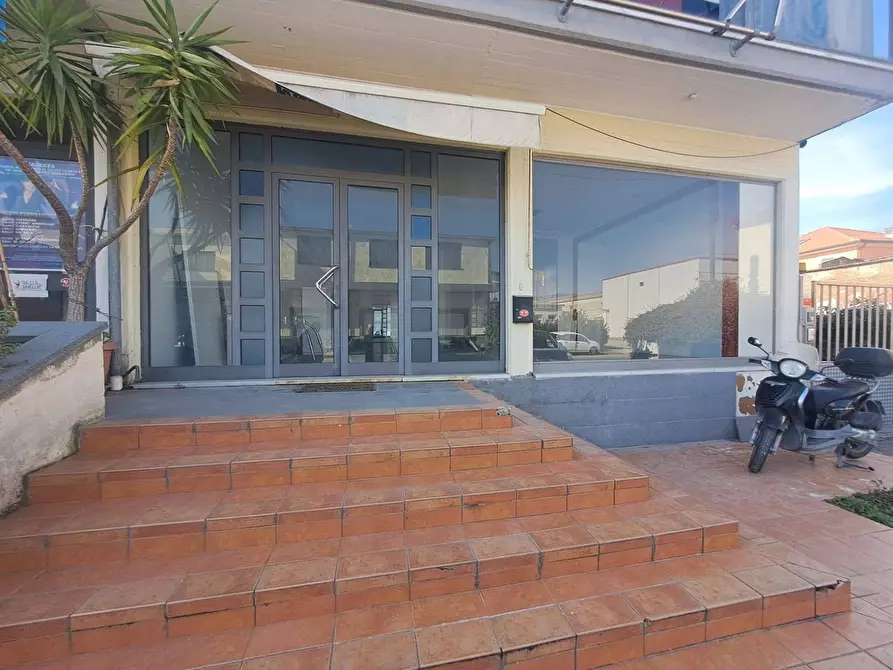 Immagine 1 di Locale commerciale in affitto  a Carrara