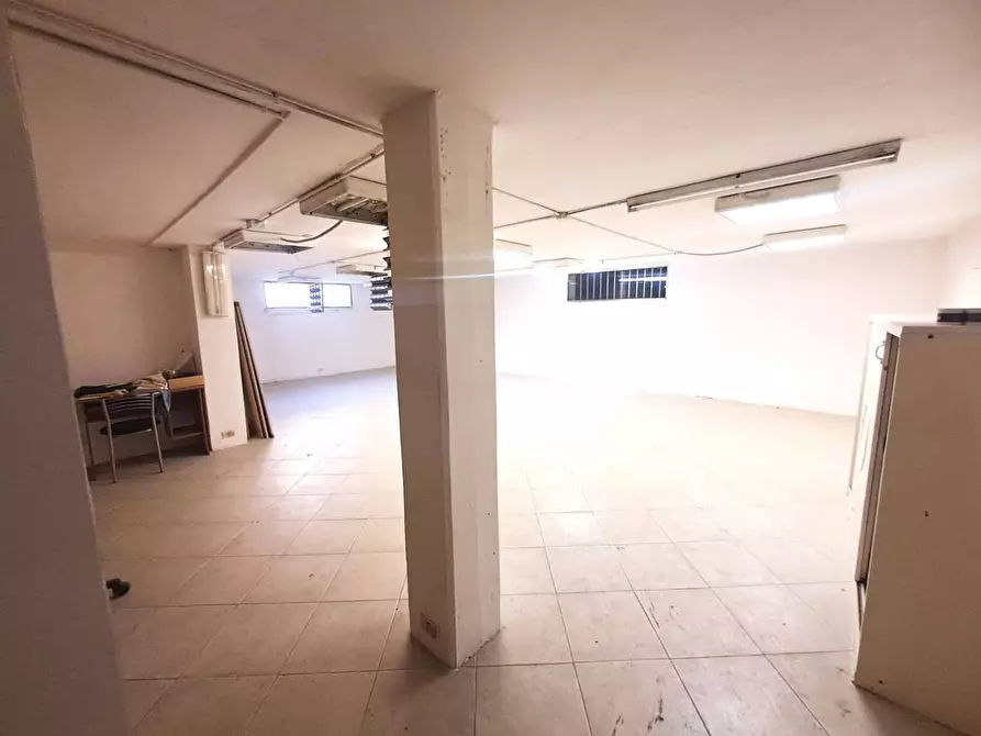 Immagine 8 di Locale commerciale in affitto  a Carrara