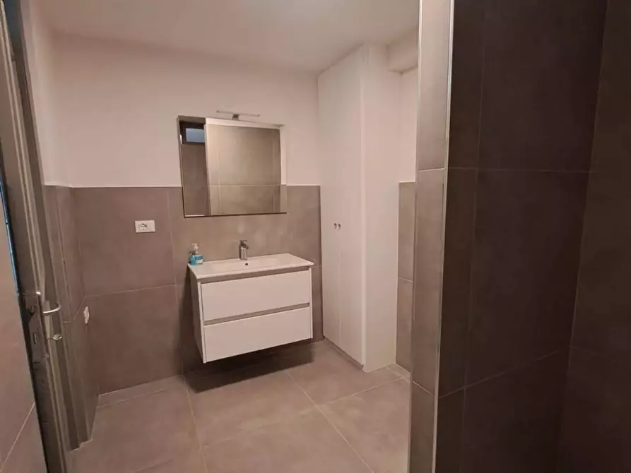 Immagine 10 di Ufficio in affitto  a Massa