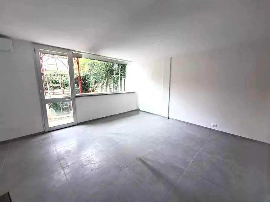 Immagine 9 di Ufficio in affitto  a Massa