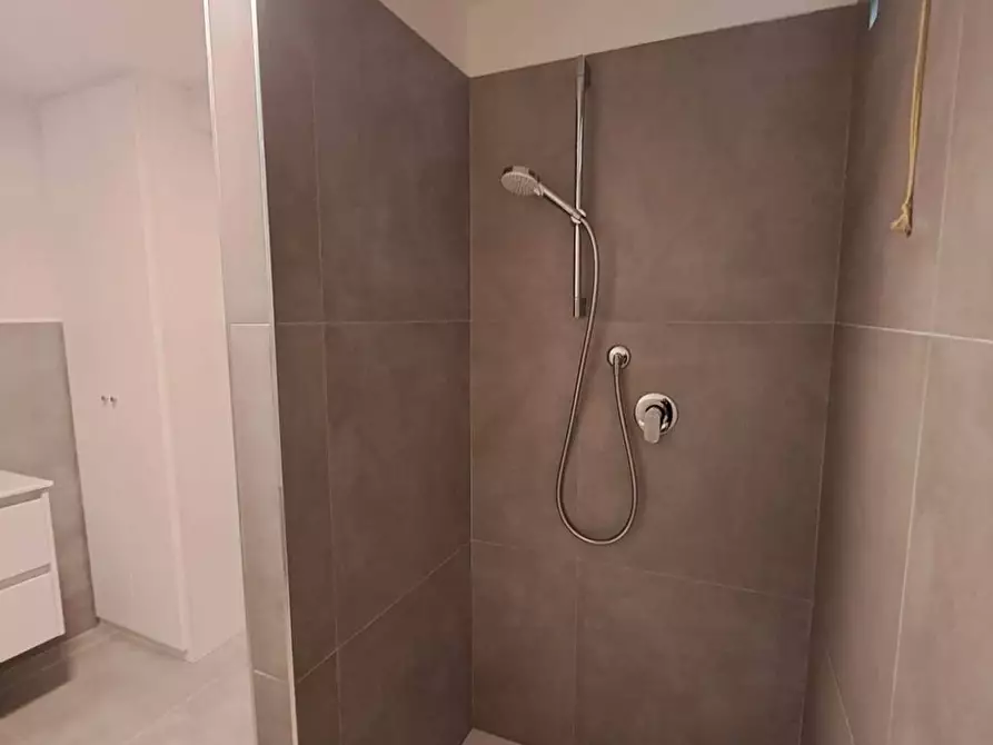 Immagine 12 di Ufficio in affitto  a Massa