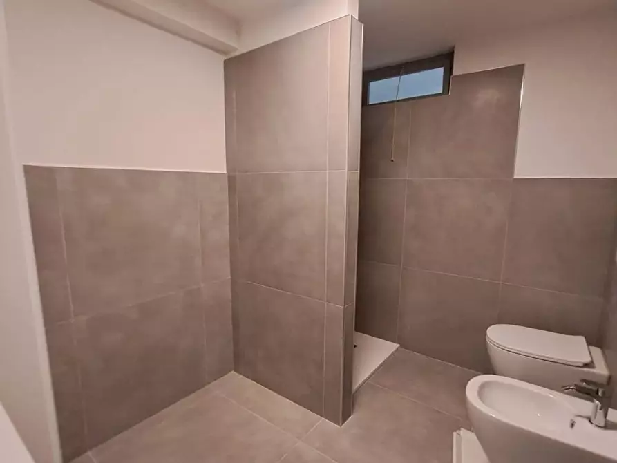 Immagine 11 di Ufficio in affitto  a Massa