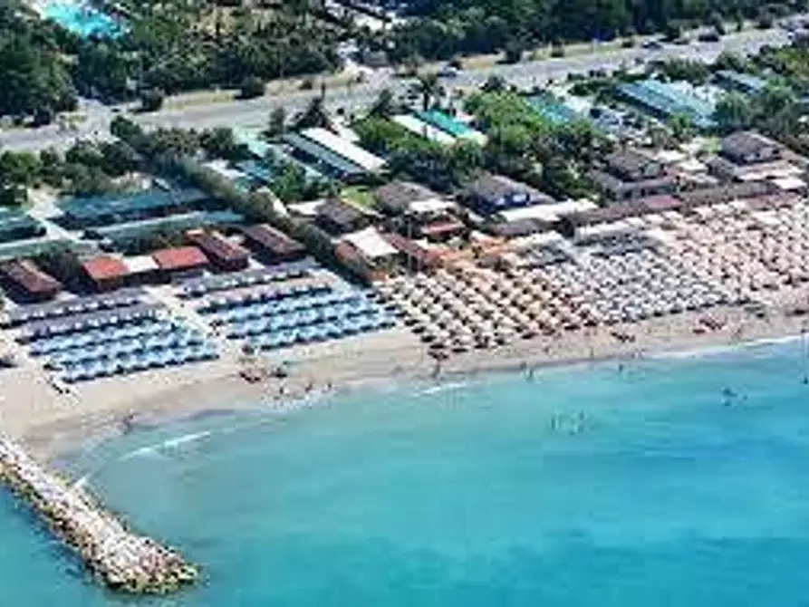 Immagine 15 di Ufficio in affitto  a Massa