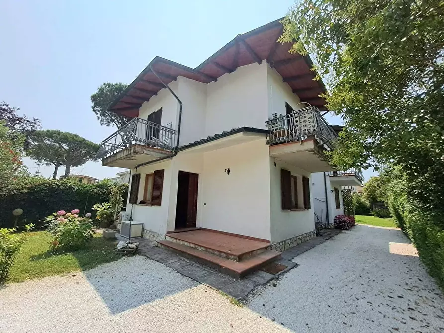 Immagine 1 di Casa bifamiliare in vendita  a Montignoso