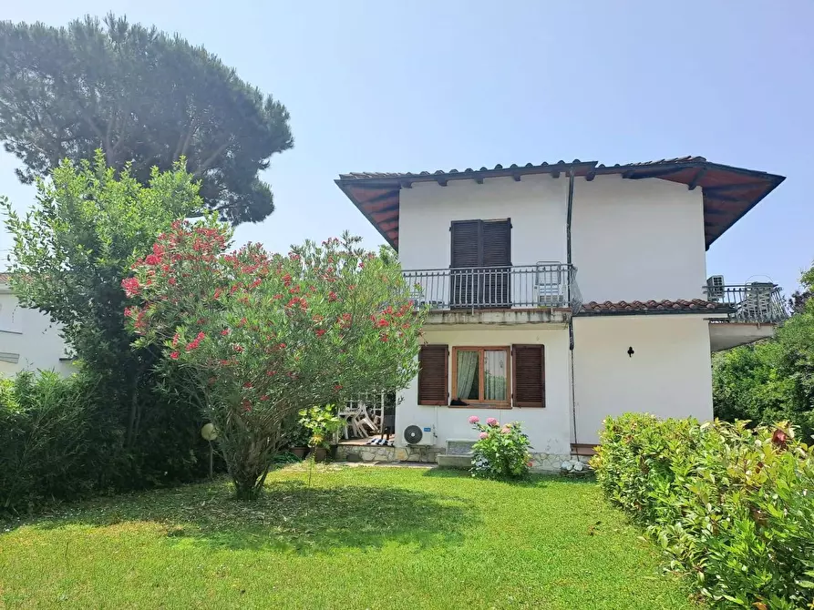 Immagine 2 di Casa bifamiliare in vendita  a Montignoso