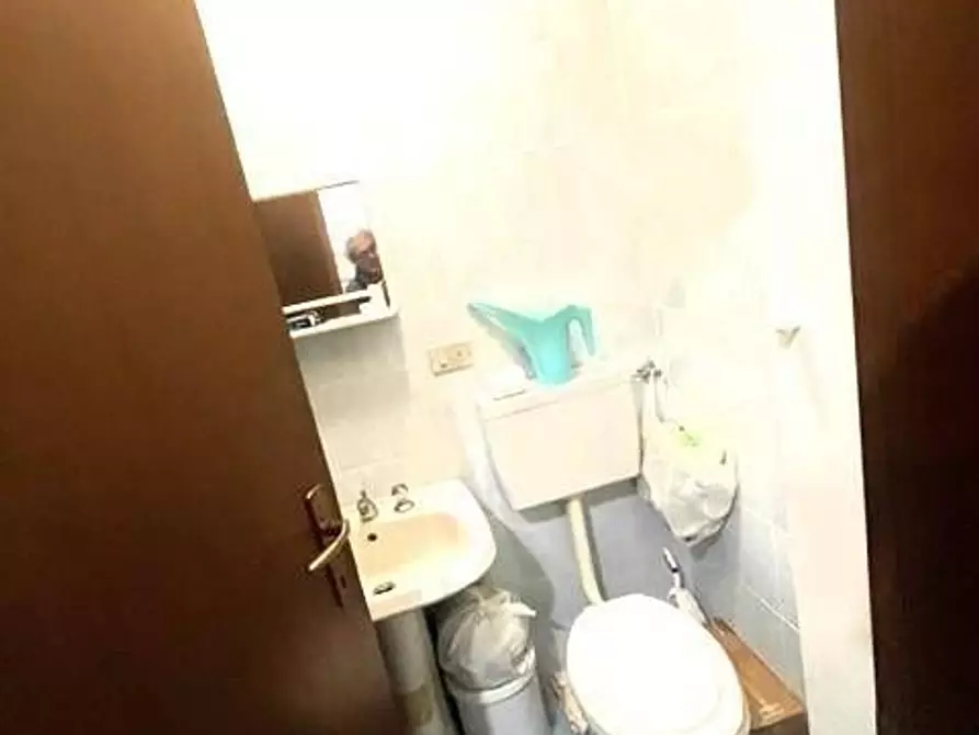 Immagine 13 di Ufficio in vendita  a Massa