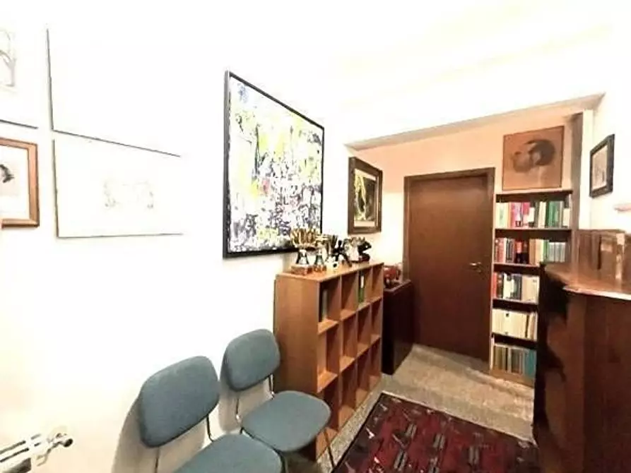 Immagine 7 di Ufficio in vendita  a Massa